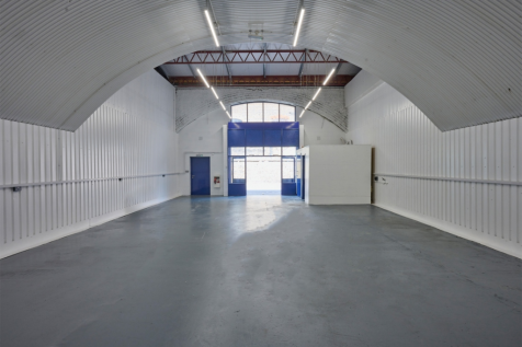 An empty arch with white lining