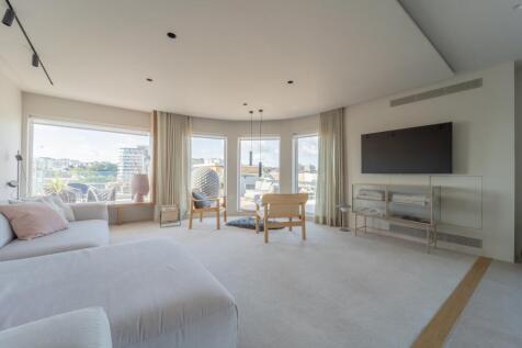 The Penthouse, Brist