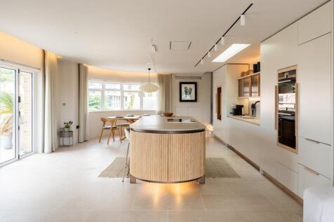 The Penthouse, Brist