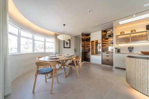 The Penthouse, Brist