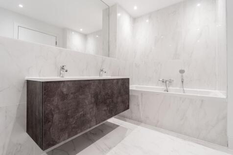 Bath ensuite to mast