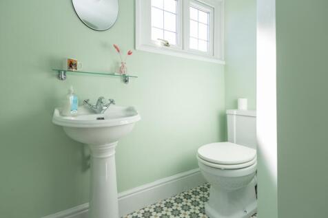 Family bathroom WC