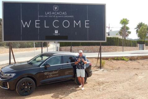 flyfoto Tom Las Acacias sign