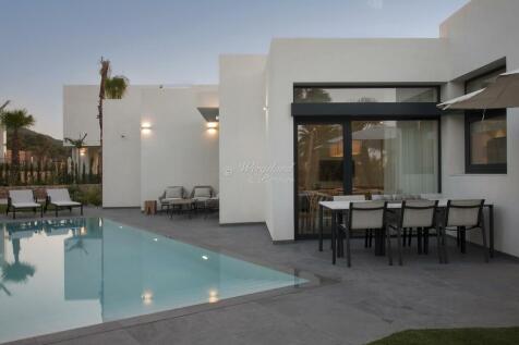 Basseng Omr Kveldsbelsyning 1 Plan Villa