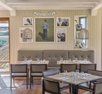 37 SPIKES &amp; SPORTS BAR SEVE CORNER Grand Hyatt La 