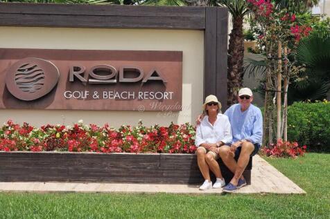 Mona og Tom Sittende Roda Golf Skiltet