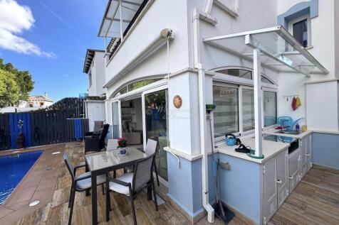 Outdoor Kitchen With Roof