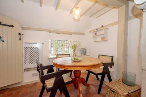 Dining table.jpg