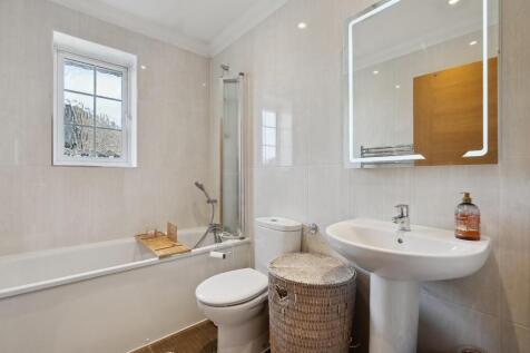 family bathroom.jpeg
