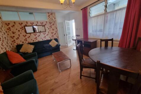 11a Pevensey Road Livingroom.jpg