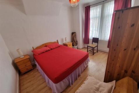 11a Pevensey Road Bedroom 1.jpg