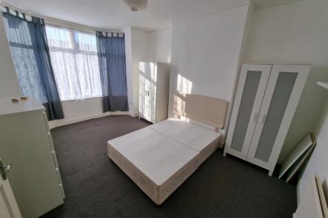 60 Melrose Avenue Bedroom 2.jpg