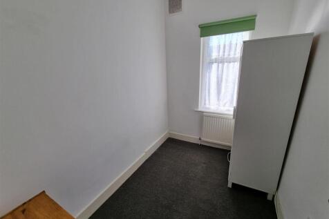 60 Melrose Avenue bedroom single.jpg