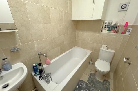 Flat 3 Bathroom.jpeg