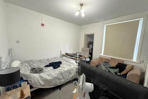 Flat 4 Lounge and Bedroom.jpeg