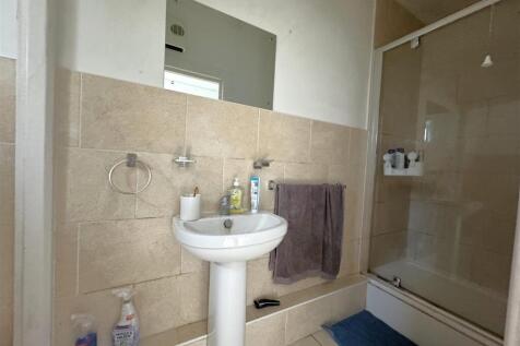 Flat 4 Shower Room.jpeg