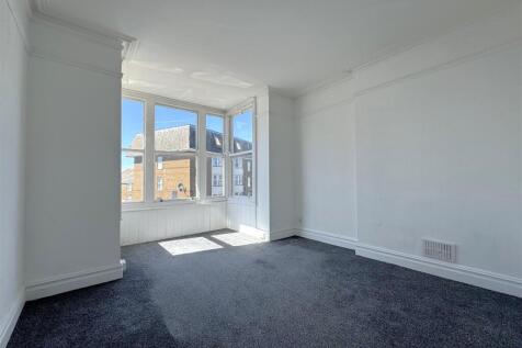 Flat 5 Bedroom.jpg