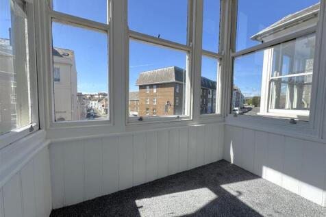 Flat 5 Box Bay Window Seating Area.jpg
