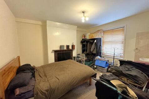 Flat 7 Bedroom.jpeg