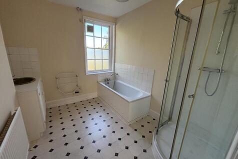Bathroom (1st Floor)