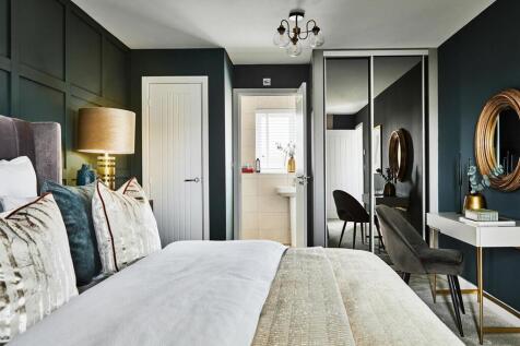 Ensuite shower, storage &amp; dressing area