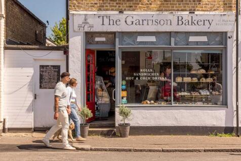 Walk in to town to pick up your fresh bread and explore Shoeburyness&#39; independent shops and cafés