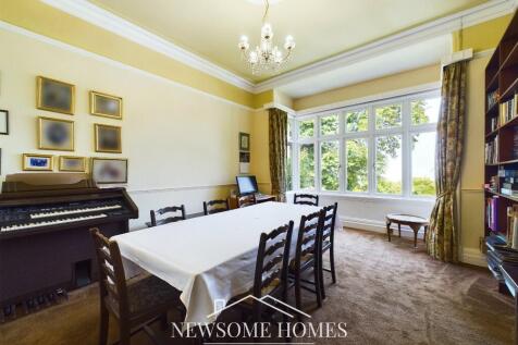 Sitting/ Dining Room