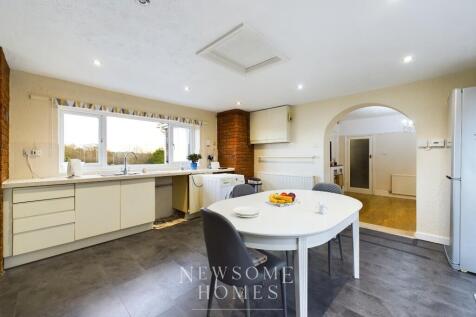 Kitchen/ Dining Room