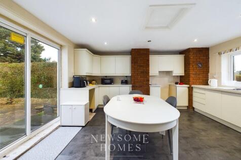 Kitchen/ Dining Room