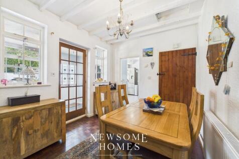 Hallway/ Dining Room