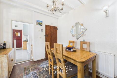 Hallway/ Dining Room