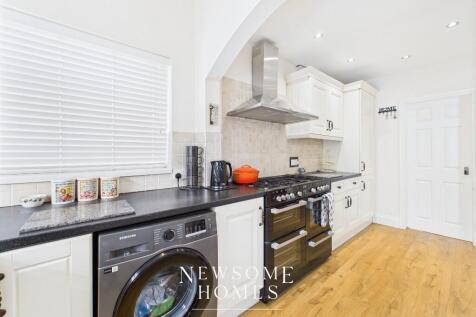 Kitchen/ Dining Room
