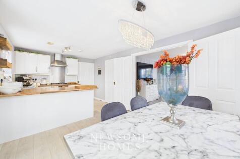 Kitchen/ Dining Room