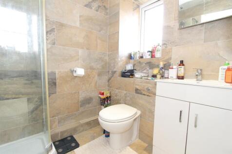 bed 1 ensuite.jpg