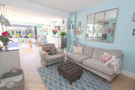 FAMILY ROOM.jpg