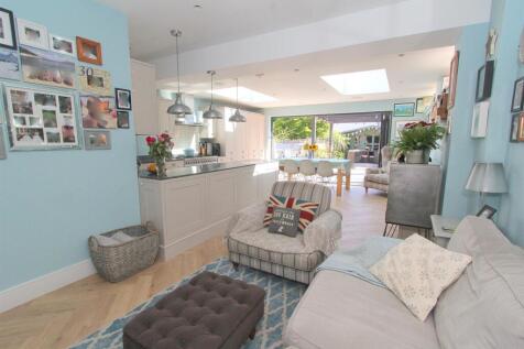 FAMILY ROOM B.jpg