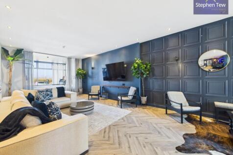 Living Room / Bar