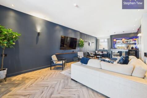 Living Room / Bar
