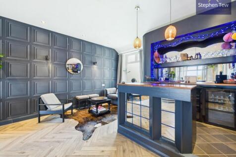 Living Room / Bar