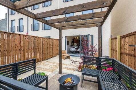st crispin&#39;s court