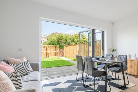 st crispin&#39;s court