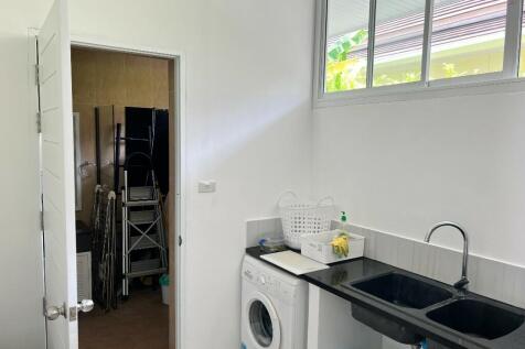 Utility &amp; bathroom 4