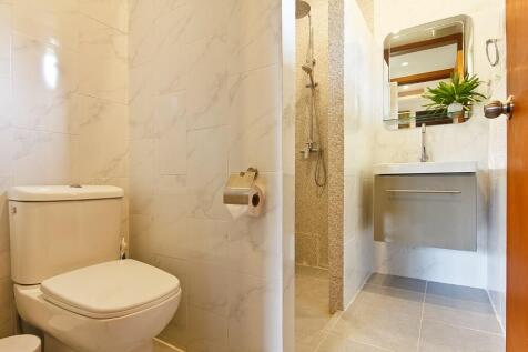 Ensuites to all beds