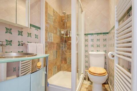 Sutherland - Main Bathroom (2).jpg