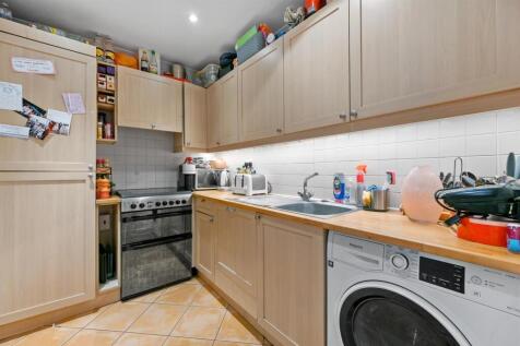 RQBW_40B Warrington Crescent_Kitchen 3 (1).jpg