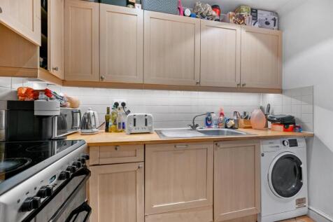 RQBW_40B Warrington Crescent_Kitchen 6 (1).jpg