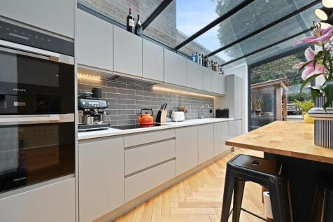 BW - Surrendale Place - 18 (1).jpg