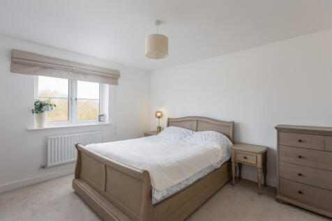 Laurel Court 25 Bedroom 1-1