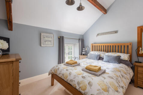 The Coach House Bedroom 4-1