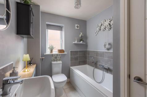 Clover Avenue 30 Bathroom